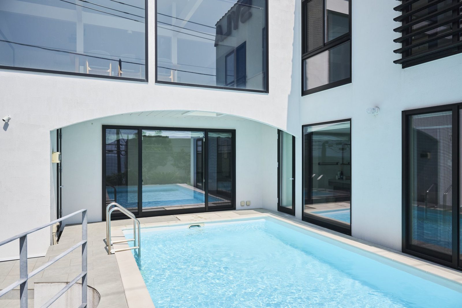建物に囲まれた屋外プール